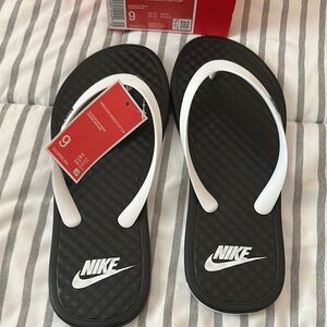 Nike Ondeck Black and White Flip Flops Size 9